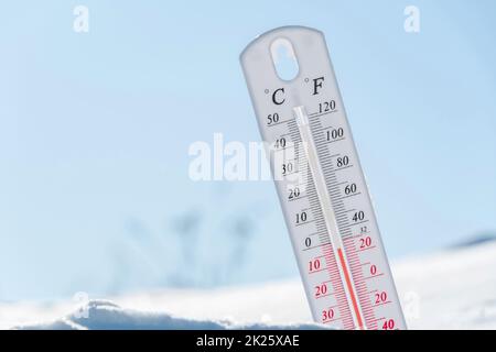 En hiver, le thermomètre se trouve sur la neige et indique une température d'air négative basse. Les conditions météorologiques dans le climat dur dans les régions du nord et l'environnement.le changement climatique sur Terre Banque D'Images