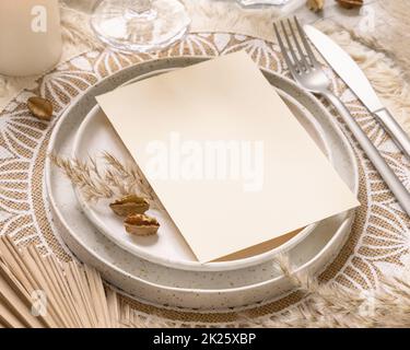 Boho lieu de table de mariage avec carte vierge près des plantes séchées, maquette Banque D'Images