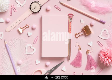 Cahier à couverture rigide, accessoires de girly d'école rose et coeurs sur rose pastel vue de dessus, maquette Banque D'Images