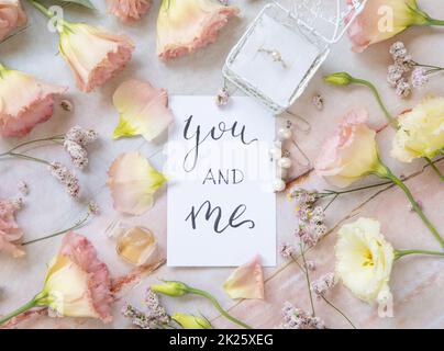Carte avec le texte VOUS ET MOI entouré de fleurs roses Banque D'Images