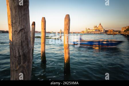 Ferry avec gondoles naviguant dans Grand Canal par Santa Maria della Salute Against Sky Banque D'Images