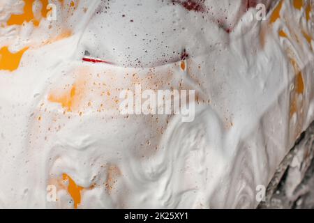 Mousse blanche et de shampooing qui recouvrent complètement en arrière d'un architecte au carwash. Banque D'Images