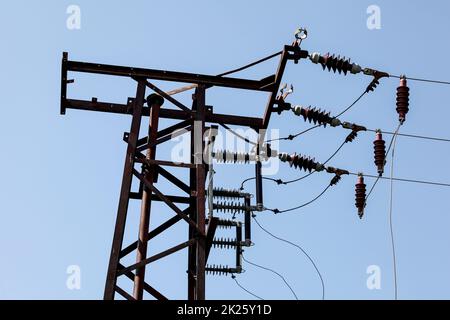 Haut de transformateur électrique pylône, photo de fils électriques contre le ciel bleu. Banque D'Images