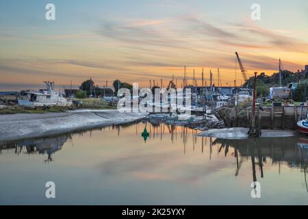 Rivière Brede à marée basse avec yachts et vieux bateaux amarrés au coucher du soleil, Rye, East Sussex, Angleterre, Royaume-Uni, Europe Banque D'Images