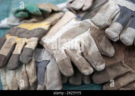 Pile of old gardener's gloves Banque D'Images