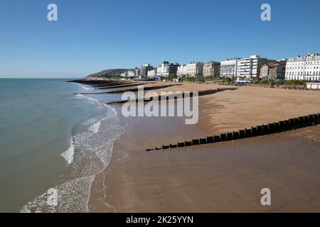 Vue sur la plage de galets depuis Eastbourne Pier avec groynes, Eastbourne, East Sussex, Angleterre, Royaume-Uni, Europe Banque D'Images