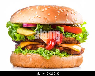 Hamburger avec fromage et légumes frais isolés sur blanc Banque D'Images