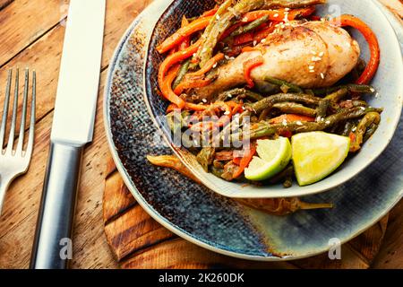 Légumes et cuisses de poulet frits et épicés Banque D'Images