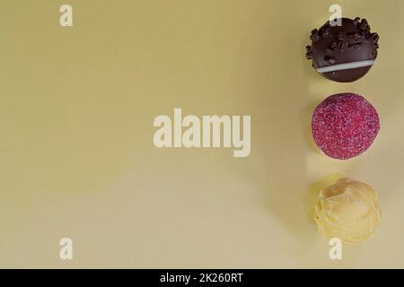 Collection de bonbons au chocolat sur fond coloré.Pralines de chocolat sur fond beige avec espace de copie.Flat lay, vue de dessus Banque D'Images