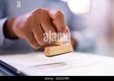 Notaire public mettant le cachet de la société sur le contrat Banque D'Images