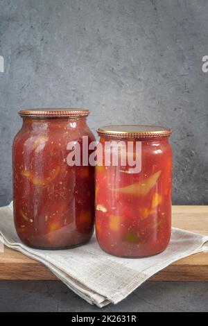 Home canning : poivrons en conserve dans des bocaux en verre Banque D'Images