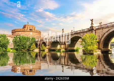 Château Sant'Angelo et pont Aelian sur le Tibre, Rome, Italie Banque D'Images