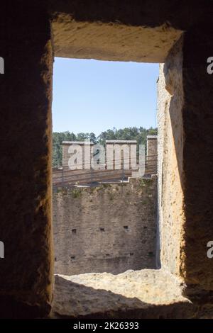 Vue depuis la fenêtre de la tour du château sur les murs Banque D'Images