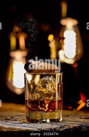 Cigare et Whisky Banque D'Images