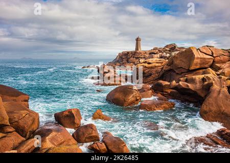 Côte Atlantique avec phare en Bretagne près de Ploumanac'h, France Banque D'Images