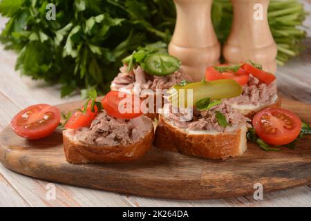 Ouvrir le sandwich avec du thon en conserve, du concombre, des tomates et du concombre mariné Banque D'Images