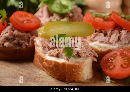 Ouvrir le sandwich avec du thon en conserve, du concombre, des tomates et du concombre mariné Banque D'Images