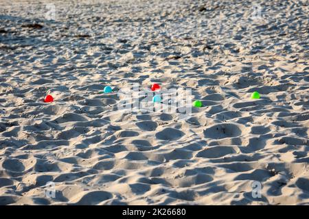 Des boules de boules colorées se trouvent sur la plage. Scène de jeu aux boules. Banque D'Images