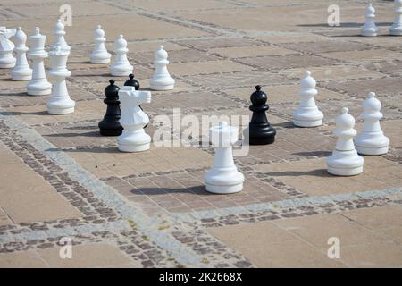 Pièces d'échecs sur un plateau d'échecs extérieur. Échecs le jeu avec la stratégie. Banque D'Images