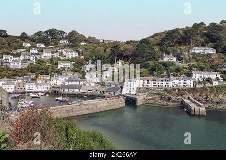 The Harbour at the little fishing village of Polperro in south Cornwall from a high vantage point on the South West Coast Path. Banque D'Images