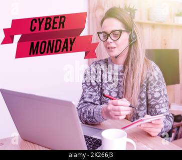 Affichage conceptuel Cyber Monday. Approche d'affaires Marketing terme pour lundi après Thanksgiving vacances dans les États-Unis Résumé écrivant le nouveau contenu de blog, la lecture des articles en ligne et des nouvelles Banque D'Images