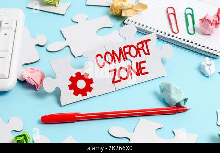 Affiche manuscrite Comfort zone. Concept Internet Une situation où l'on se sent en sécurité ou à l'aise ont le contrôle construire un puzzle blanc non fini de motif Jigsaw avec la dernière pièce manquante Banque D'Images