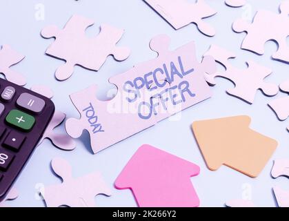 Légende conceptuelle offre spéciale. Vente d'idées d'affaires à un prix inférieur ou réduit avec des Freebies construire un puzzle blanc non fini de motif Jigsaw avec pièce manquante Banque D'Images