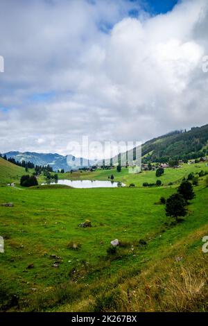 Lac des Confins et paysage de montagne à la Clusaz, France Banque D'Images