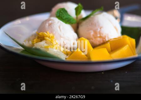 Pudding à la mangue. Crème glacée à la mangue avec riz collant déliciou dessert doux de style asiatique thaïlandais Banque D'Images
