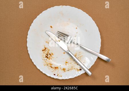 Une assiette vide, sale une fois le repas terminé Banque D'Images