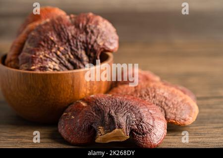 Champignon lingzhi séché isolé sur fond blanc avec chemin de coupure. Banque D'Images