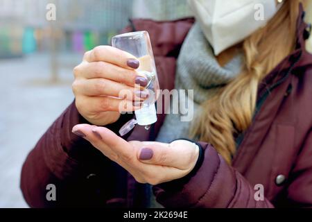 Gros plan de la femme se laver les mains avec du gel d'alcool pour éliminer les bactéries et les virus à l'extérieur Banque D'Images