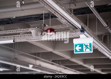 panneau de sortie vert éclairé dans un bâtiment industriel Banque D'Images