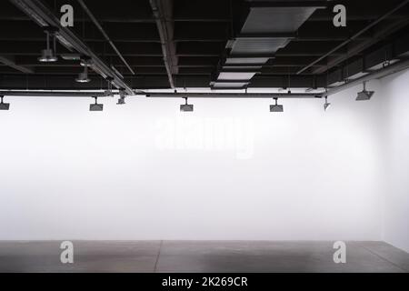 intérieur industriel avec lumières et murs blancs vides Banque D'Images