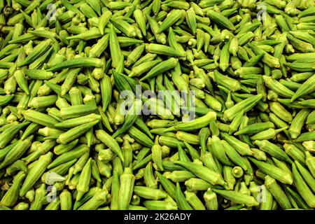 Tas d'okra (okro / bdprh) sur les marchés alimentaires de Chypre. Banque D'Images