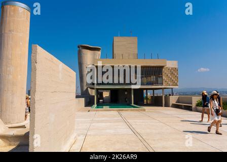 Marseille, France, Architecture moderne, touristes en visite, filles , Sur le toit, immeuble public d'appartements, Cité Radieuse, par le Corbusier, architecte français Banque D'Images
