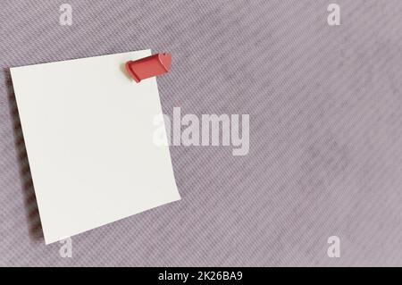 3d illustration.Papier à notes vierge punaisé en liège. Saisir pour le texte Banque D'Images