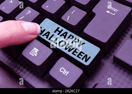 Écriture affichant le texte Happy Halloween. Concept signifiant un jour lié à l'aspect effrayant, hanté maison, et un Candy dactylographiant Nouveau concept de titres d'email, la rédaction des idées d'article d'Internet Banque D'Images