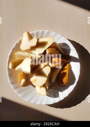 Tranches de poires sur une assiette blanche. Vue de haut en bas. Banque D'Images