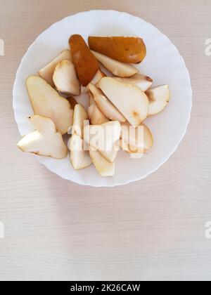 Tranches de poires sur une assiette blanche. Vue de haut en bas. Banque D'Images