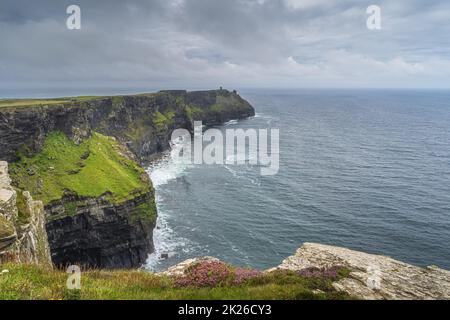 Falaises emblématiques de Moher avec Moher Tower sur une longue distance, Irlande Banque D'Images