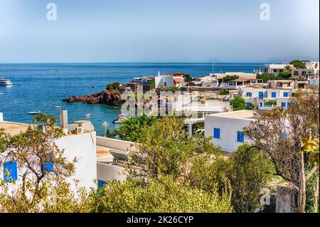 Vue sur la plage de Panarea, îles Eoliennes, Italie Banque D'Images