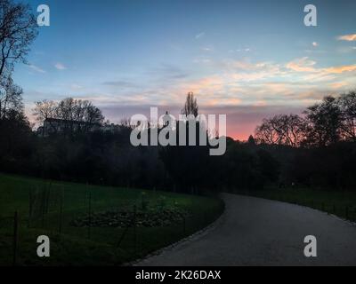 Parc des Buttes Chaumont au coucher du soleil Banque D'Images