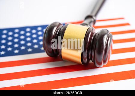 Drapeau de l'Amérique des États-Unis avec le gavel pour juge avocat. Droit et justice concept de tribunal. Banque D'Images