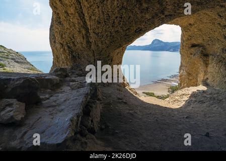 Vue sur la mer depuis une petite grotte sur la pente de la montagne côtière de la harpe des Aeoliens. Cap Alchak, Sudak, Crimée. Banque D'Images