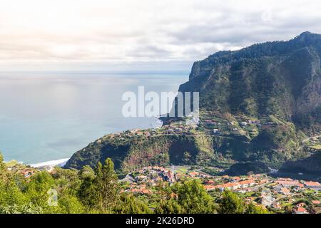 Porto da Cruz sur les hauteurs vers la mer, Madère Banque D'Images