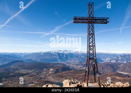 Paysage depuis la partie supérieure de montage de Costalta. Panorama des Alpes italiennes Banque D'Images