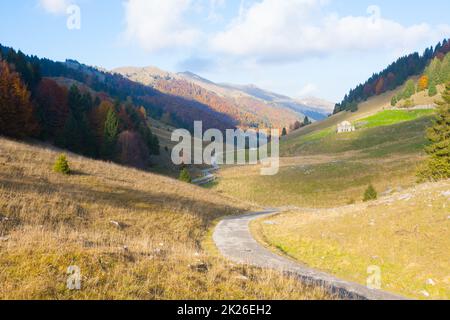 Paysage d'automne du mont Grappa. Vue sur les Alpes italiennes Banque D'Images