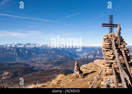 Paysage depuis la partie supérieure de montage de Costalta. Panorama des Alpes italiennes Banque D'Images