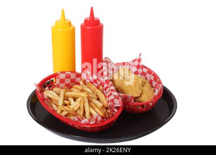 Poisson et frites sur plateau de service isolé sur blanc Banque D'Images